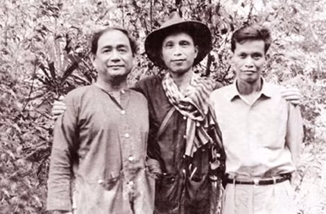 Nhà văn Lý Văn Sâm (ngoài cùng bên phải) và các đồng nghiệp trong chiến khu năm 1967.
