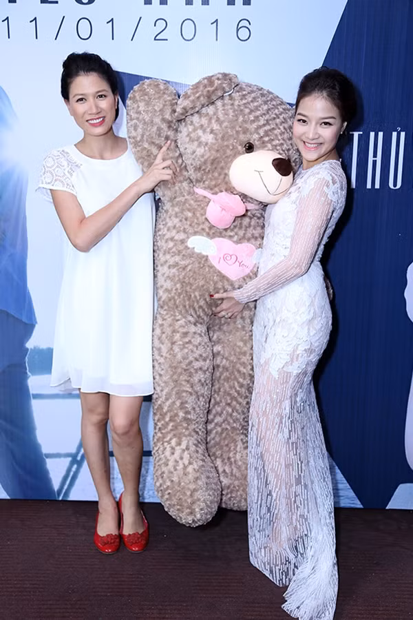 Hình ảnh tại lễ ra mắt MV “Em vẫn yêu anh” của Trần Hà Thủy.