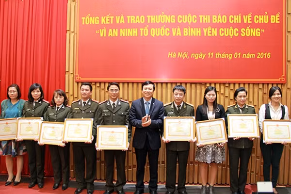 Đồng chí Hồ Quang Lợi, Phó Chủ tịch Thường trực Hội Nhà báo Việt Nam trao giải cho các tác giả, nhóm tác giả đoạt giải Nhì.