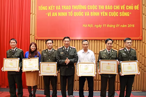 Trung tướng Lê Văn Đệ, Phó Tổng cục trưởng Tổng cục Chính trị CAND trao giải cho các tác giả, nhóm tác giả đoạt giải Nhất.