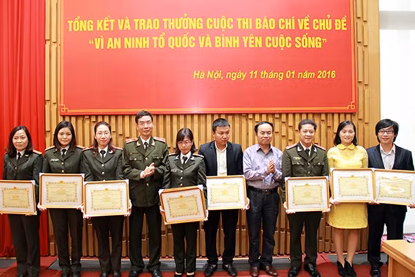 Đồng chí Trần Bá Dung, đồng trưởng Ban tổ chức cuộc thi và Thiếu tướng Phạm Văn Miên, Phó trưởng Ban tổ chức trao giải Ba cho các tác giả.
