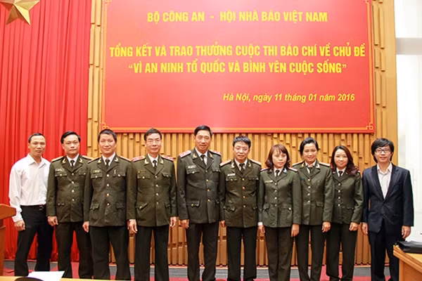 Trung tướng Lê Văn Đệ, Phó Tổng cục trưởng Tổng cục Chính trị CAND chụp ảnh lưu niệm với các tác giả đoạt giải trong lực lượng CAND.