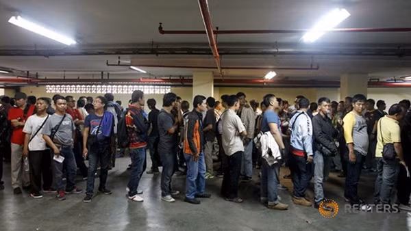 Các ứng viên xếp hàng chờ đến lượt kiểm tra mùi cơ thể.