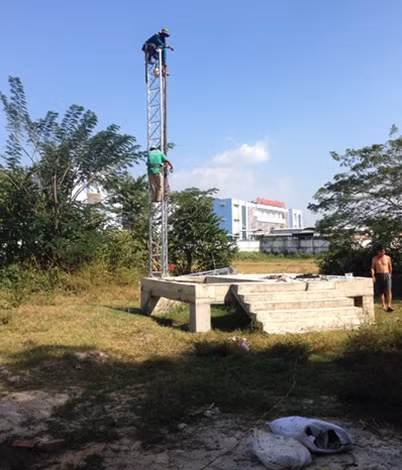 Lắp đặt cột ăng ten tại trạm 15LA048 ngày 29- 12- 2015 (trước ngày đấu thầu).
