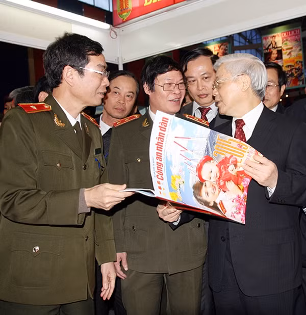 Tổng Bí thư Nguyễn Phú Trọng thăm gian trưng bày báo chí của lực lượng Công an tại Hội Báo xuân toàn quốc (tháng 2-2015).