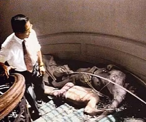 Tổng thống Fujimori đứng cạnh xác của những thành viên MRTA bị giết sau cuộc đột kích giải cứu con tin.