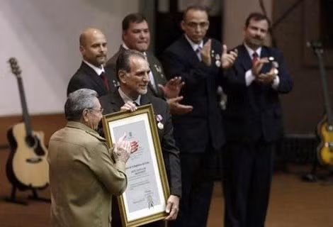 Chủ tịch Raul Castro với 5 "Anh hùng chống khủng bố".
