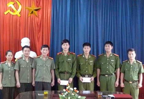 Lãnh đạo Công an tỉnh Bắc Kạn khen thưởng Trung úy Lưu Đình Đại và Thượng sỹ Đinh Thiện Việt.
