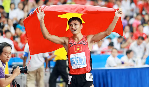 Lê Trọng Hinh ăn mừng chiến thắng tại đường chạy 200 mét nam. Ảnh: VNE