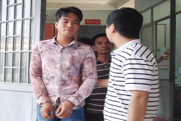 Tài bị bắt giữ về cơ quan Công an.