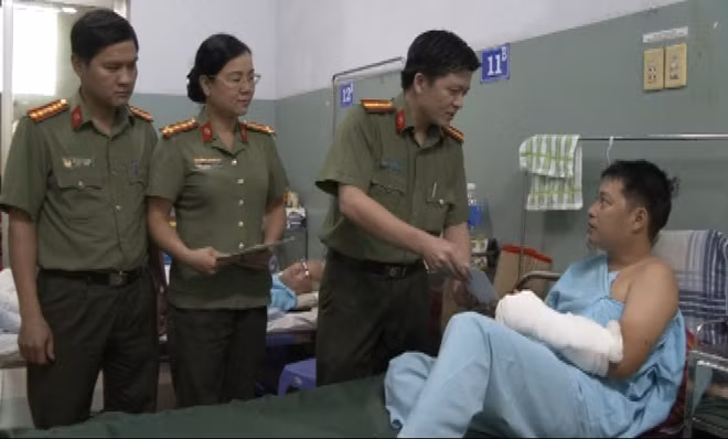 Công an Đồng Nai thăm hỏi 2 đồng chí bị thương trong lúc làm nhiệm vụ