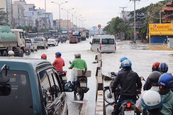 Ngập nước trên quốc lộ 51.