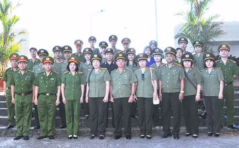 Đoàn công tác viếng nghĩa trang liệt sĩ huyện Phú Quốc.