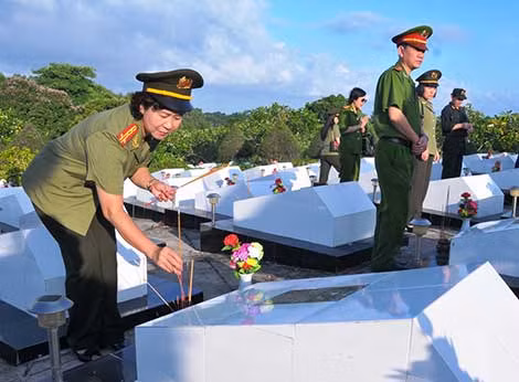 Các thành viên đoàn công tác thành kính thắp nhang trước vong linh các anh hùng liệt sĩ.