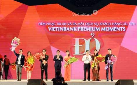 Lãnh đạo Vietinbank tặng hoa các nghệ sỹ trong đêm “Khoảnh khắc vô giá” diễn ra ở Hà Nội. Lãnh đạo Vietinbank tặng hoa các nghệ sỹ trong đêm “Khoảnh khắc vô giá” diễn ra ở Hà Nội.