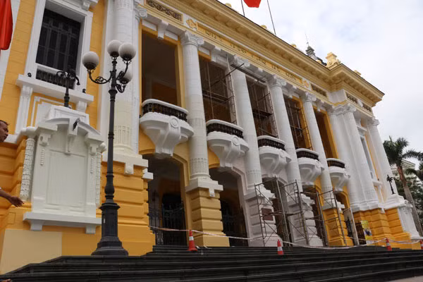 Mặt tiền Nhà hát Lớn đang trong quá trình hoàn thành