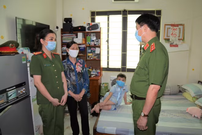 Thứ trưởng Nguyễn Duy Ngọc thăm, động viên Đại úy Bùi Thị Lan Hương và gia đình