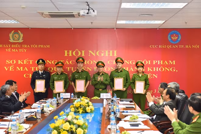 Thừa ủy quyền của lãnh đạo Bộ Công an, Thiếu tướng Nguyễn Văn Viện trao Thư khen của Thượng tướng Lê Qúy Vương, Thứ trưởng Bộ Công an cho các tập thể có thành tích xuất sắc.