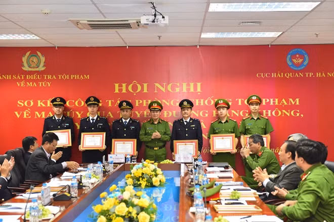 Thiếu tướng Nguyễn Văn Viện tặng Giấy khen cho các cá nhân có thành tích xuất sắc.