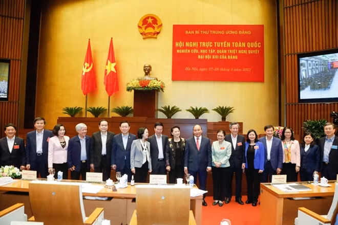Thủ tướng Nguyễn Xuân Phúc, Chủ tịch Quốc hội Nguyễn Thị Kim Ngân và các đại biểu tham dự Hội nghị.