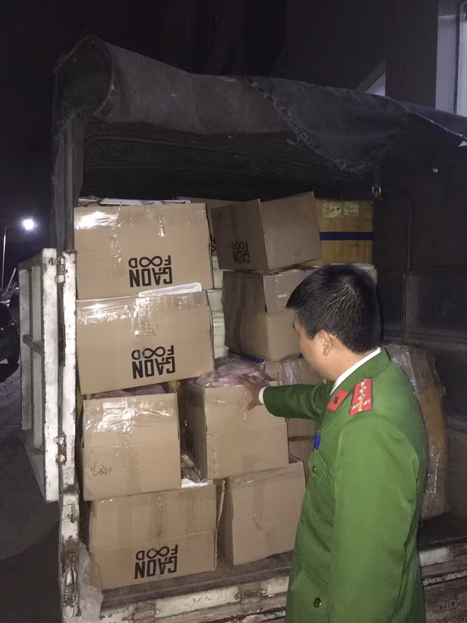 Phòng Cảnh sát phòng chống tội phạm về môi trường kiểm tra thực phẩm không rõ nguồn gốc tại Công ty TNHH Gaon Food.