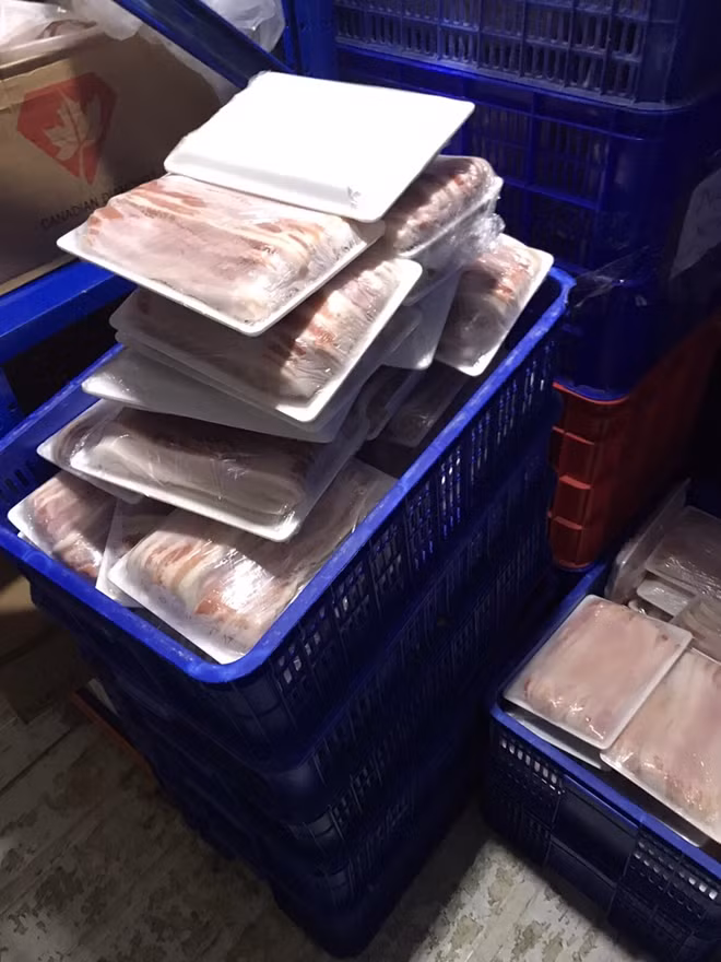 Thịt lợn được thu mua không rõ nguồn gốc xuất xứ sau đó bán ra thị trường.