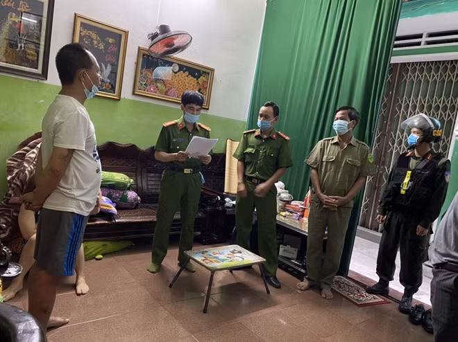 Cơ quan Công an đọc lệnh bắt đối tượng trong đường dây tổ chức đánh bạc và đánh bạc