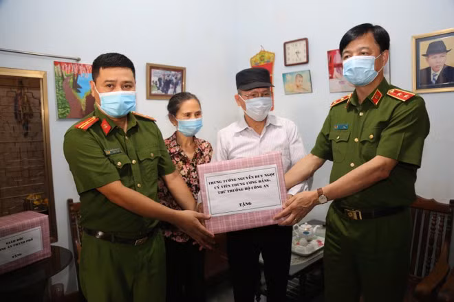 Thứ trưởng Nguyễn Duy Ngọc tăng quà cho Thiếu tá Nguyễn Thanh Phúc và gia đình