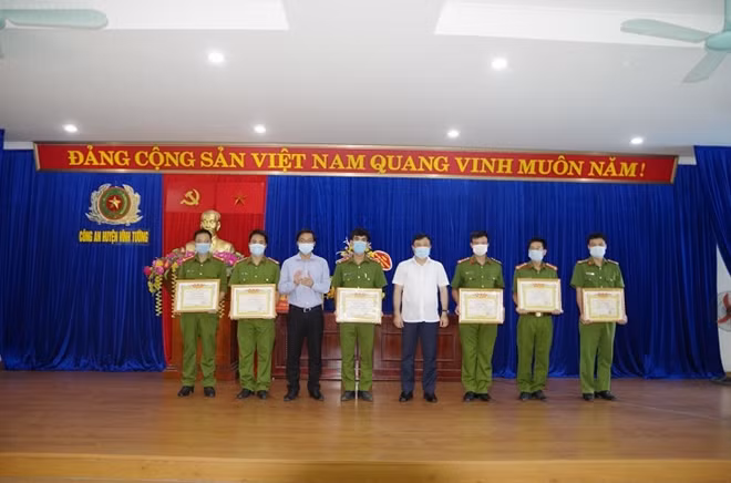 Các đồng chí Nguyễn Xuân Quang, Bí thư huyện Vĩnh Tường và Nguyễn Thành Trung trao Giấy khen cho CBCS Công an huyện