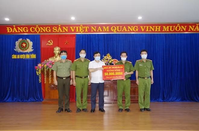 Đồng chí Nguyễn Thành Trung, Chủ tịch UBND huyện trao Giấy khen và thưởng nóng cho Công an huyện Vĩnh Tường