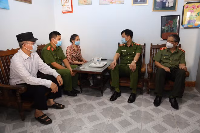 Thứ trưởng Nguyễn Duy Ngọc thăm, động viên Thiếu tá Nguyễn Thanh Phúc và gia đình