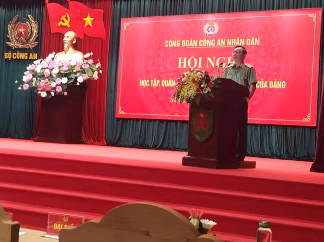 Thiếu tướng Đặng Ngọc Bách truyền đạt Nghị quyết cho các cán bộ công đoàn chủ chốt
