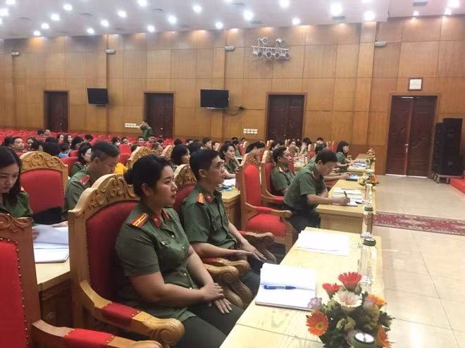 Các cán bộ công đoàn chủ chốt học tập, quán triệt Nghị quyết Đại hội XIII, chủ trương xây dựng giai cấp công nhân Việt Nam.