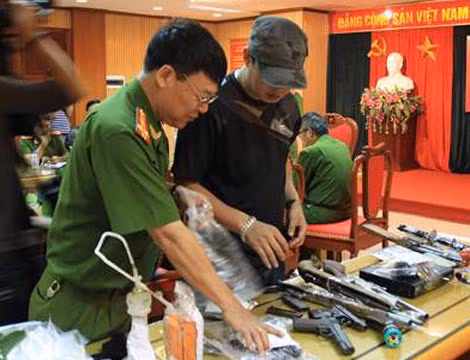 Cơ quan điều tra đang kiểm tra tang vật thu giữ được.