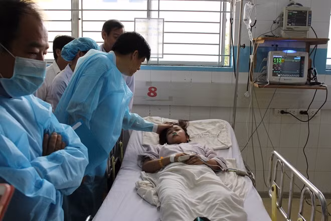 Thứ trưởng Bộ Y tế Nguyễn Thanh Long trong đợt công tác, thăm bệnh nhân mắc sốt xuất huyết tại Bệnh viện Bệnh Nhiệt Đới TPHCM.
