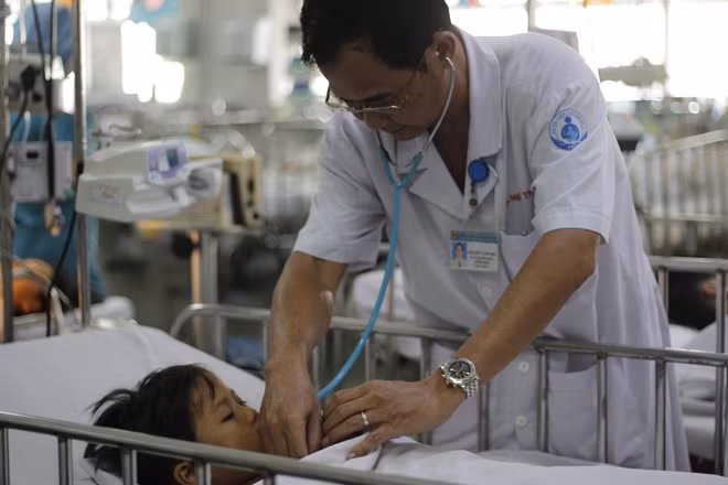 Bé được thăm khám lại cho thấy sức khoẻ đã ổn định trở lại.