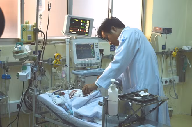 Bé tiếp tục được theo dõi tại khoa hồi sức tích cực bệnh viện Nhi Đồng 1, TP Hồ Chí Minh.