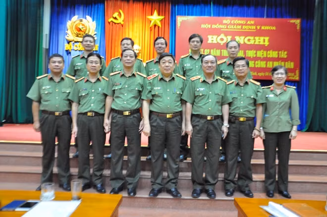 Các đại biểu trong Hội đồng GĐYK- Bộ Công an chụp hình lưu niệm tại hội nghị.