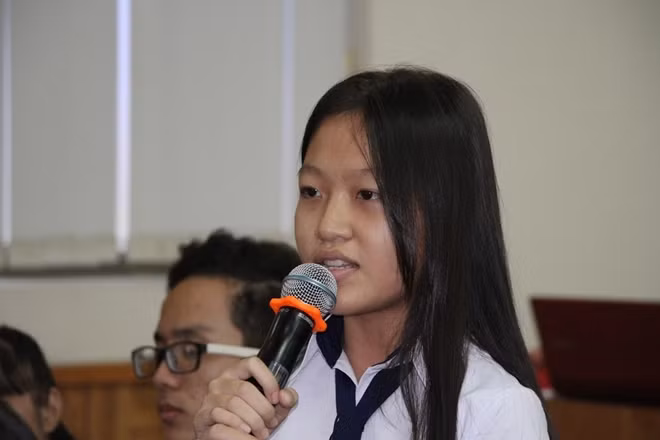 Một vài hình ảnh về các em học sinh phát biểu tại buổi đối thoại.