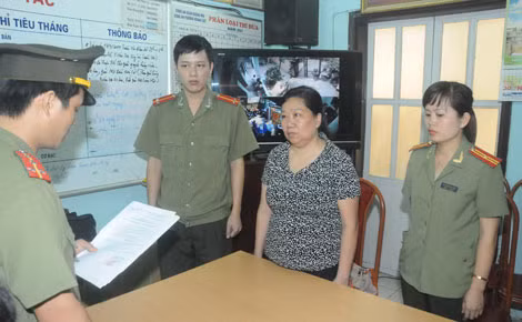 Cơ quan An ninh điều tra đọc lệnh bắt tạm giam bà Trần Thị Thắng.