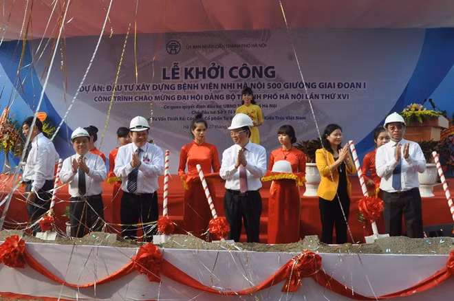 Chủ tịch UBND TP Hà Nội Nguyễn Thế Thảo, Thứ trưởng Bộ Y tế Nguyễn Viết Tiến và các đại biểu tại Lễ khởi công.