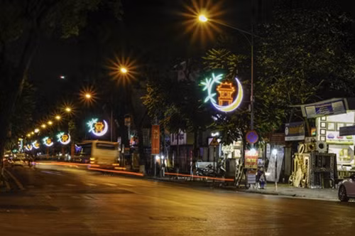 Đường phố Hà Nội lung linh khi đêm xuống.