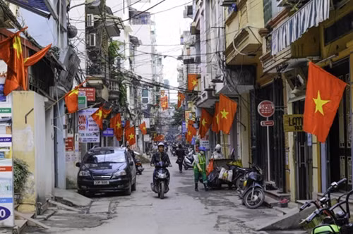 Các tuyến phố đều rực rỡ cờ hoa.