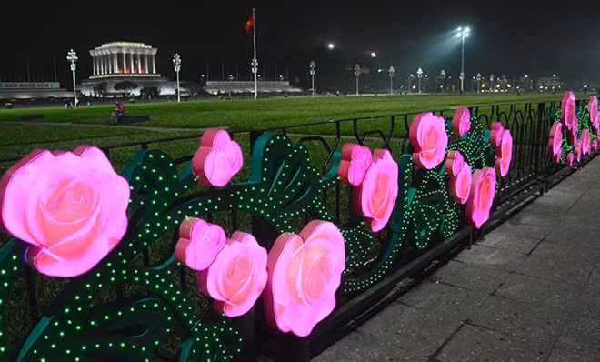 Trước Lăng Chủ tịch Hồ Chí Minh. Ảnh P.Hải