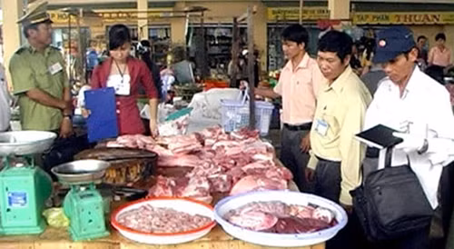 Cơ quan chức năng kiểm tra hộ kinh doanh chấp hành quy định về đảm bảo an toàn thực phẩm.