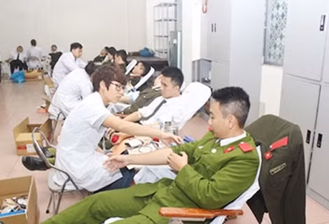 Đoàn viên thanh niên Công an tham gia Ngày Hội hiến máu.