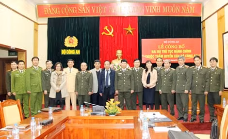 Thứ trưởng Bùi Văn Nam và các đại biểu dự buổi lễ.