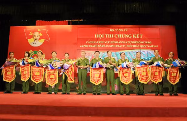 Thứ trưởng Lê Quý Vương trao Cờ lưu niệm cho các đơn vị tại Hội thi. Ảnh Việt Hưng.