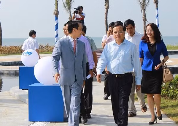 Ông Phạm Quang Nghị (trái) và lãnh đạo Tập đoàn FLC thăm quan dự án.