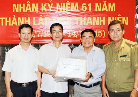 Thiếu tướng, Tổng biên tập Phạm Văn Miên và Đại tá, nhà thơ Hà Văn Thể- Trưởng Ban KT-VH-XH, Báo CAND chúc mừng lãnh đạo NXB Thanh niên.